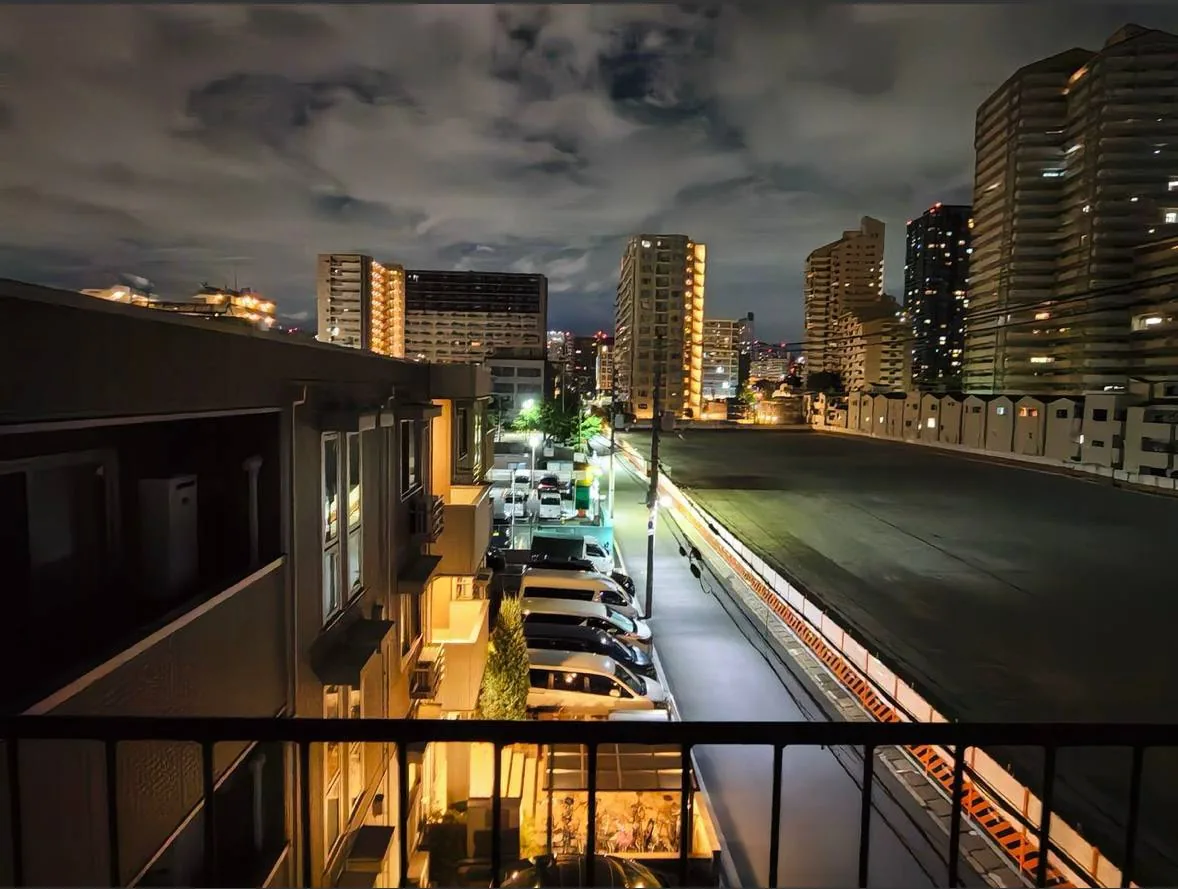 从宽居民宿露台看到的住宅区与大阪夜景实拍