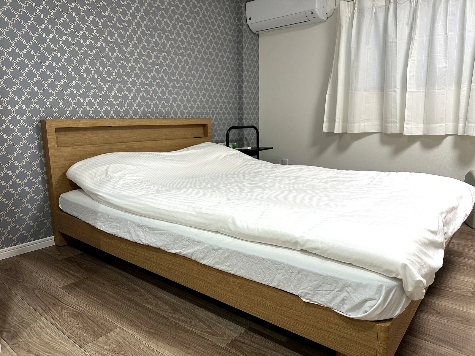 宽居三楼西式卧室,双人床、花纹墙面与窗户实拍