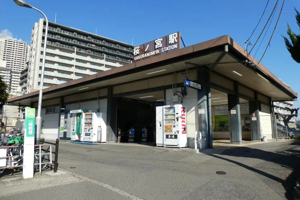 宽居大阪民宿 · JR樱之宫站外观