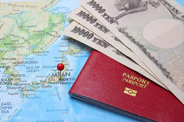 护照、日元与日本地图,签证准备主题图